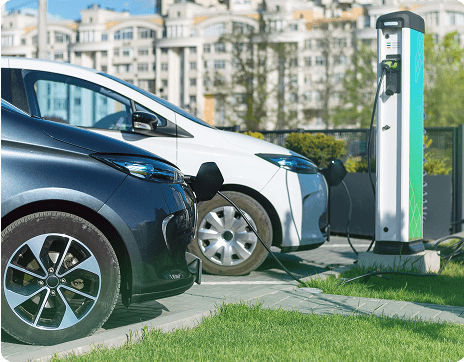 Een afbeelding van twee elektrische auto's die aan het ladenzijn aan het tankstation